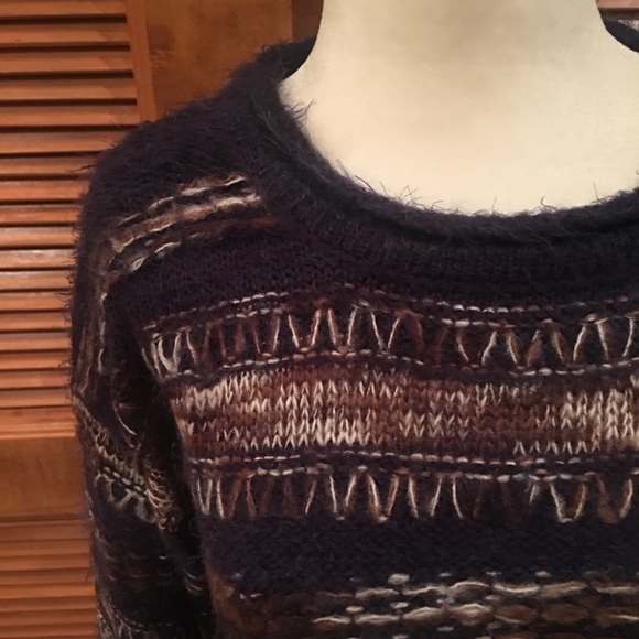 🔥NWOT🔥BEAUTIFUL SWEATER WITH FRINGE - Picture 6 of 7